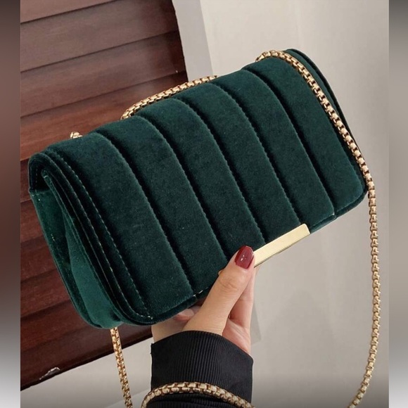 Elegant Green Velvet Clutch with Gold Chain
